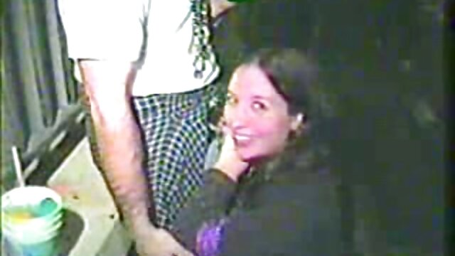 สีบลอนด์ busty และสปอร์ต Angie Scott กระตุ้น clit ของเธอในห้องน้ำ วิดีโอ คลิป โป้