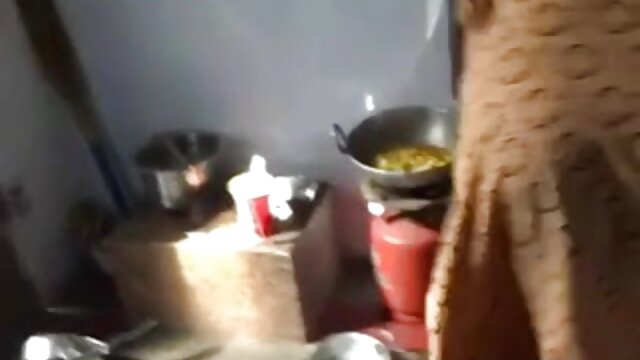 ผมบลอนด์ที่มีระดับขี่ไก่ของแฟนของเธอในตำแหน่งเคาเกิร์ลย้อนกลับ วิ ดิ โอ โป๊