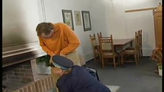 เจ้าหน้าที่ตำรวจหุ่นดีที่มีหัวนมเล็ก fucks คนเลวอยู่ด้านบน วีดีโอ หัน ง โป้